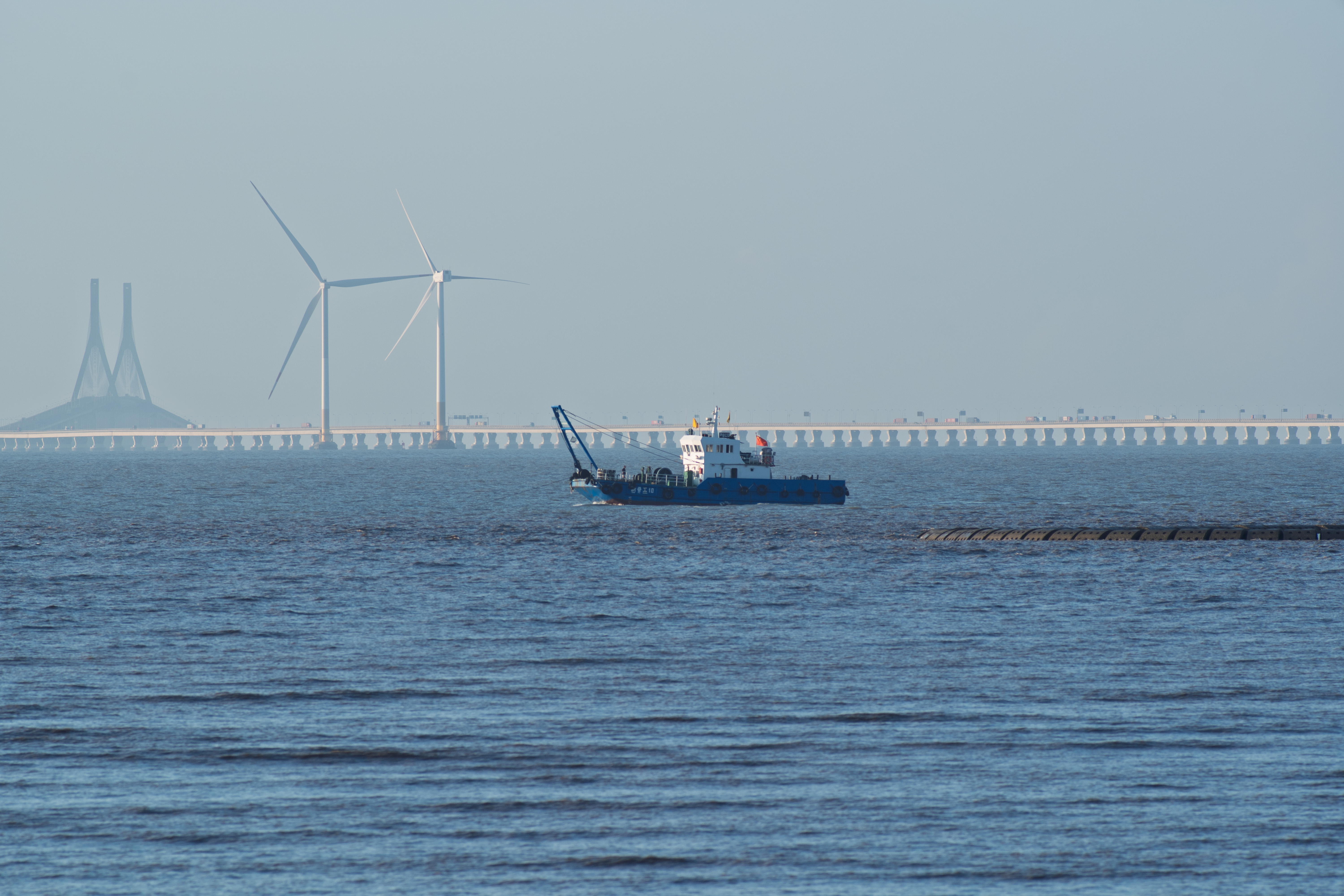 跨海大桥与海上风力发电机