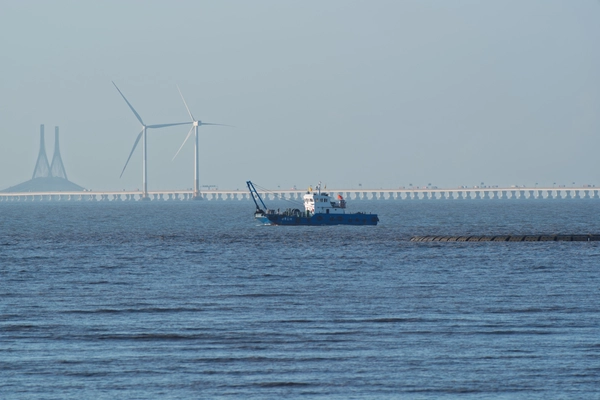 跨海大桥与海上风力发电机